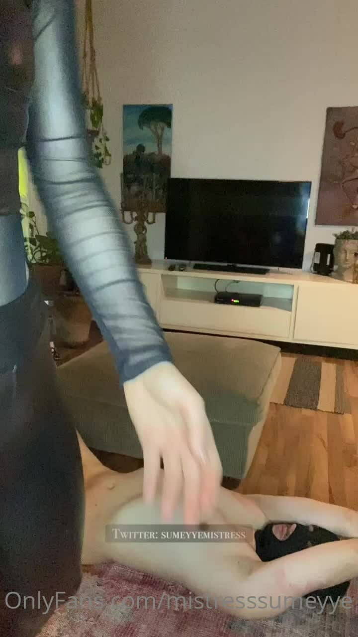 Ellerini ayaklarini baglayip agzina tukurdum Ellerini ayaklarını bağlayıp ağzına tükürdüm
