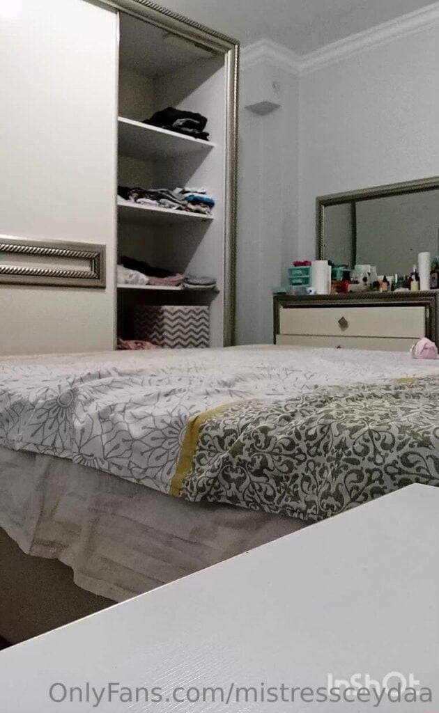 Ayak fetişi olduğunu öğrendiğim ofis arkadaşıma kahve molasında zorla ayaklarımı yalatıp mastürbasyon yapmasını istiyorum