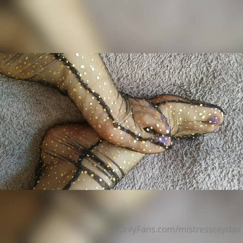 Ojelerim 40 numara puruzsuz tabanlarim parmaklarim ve seksi siyah coraplarim