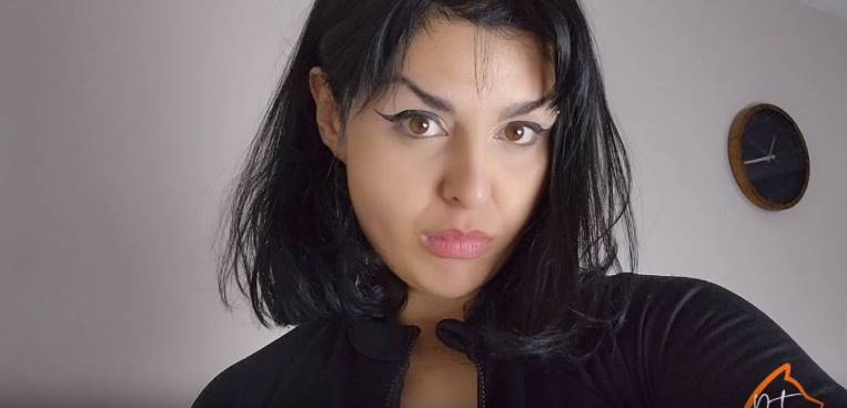 Annen de sen de benim ayak sehpamsiniz Annen de sen de benim ayak sehpamsiniz