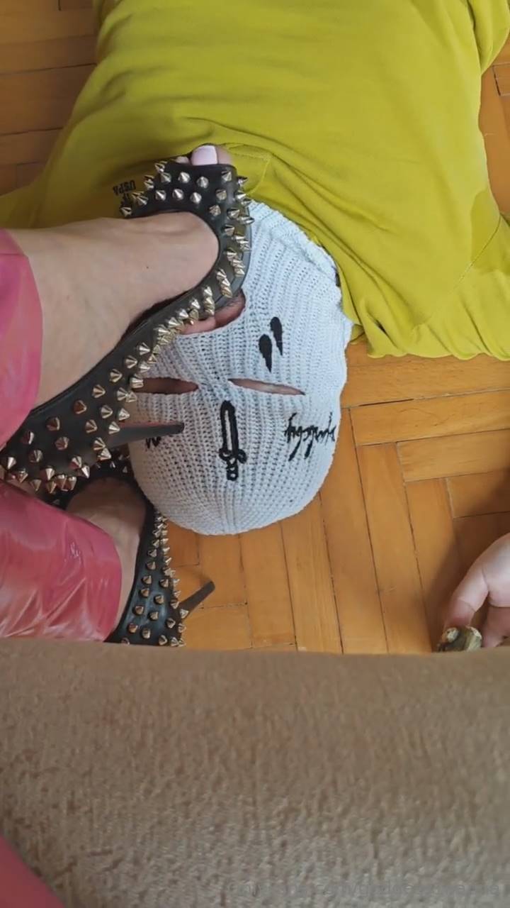 Dikenli ayakkabilarimin kolesi