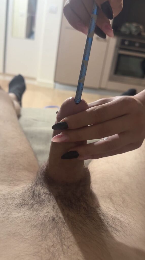 Sik deliğine kalem soktum