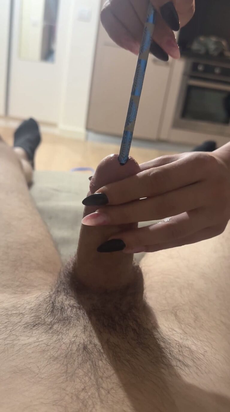 Sik deliğine kalem soktum