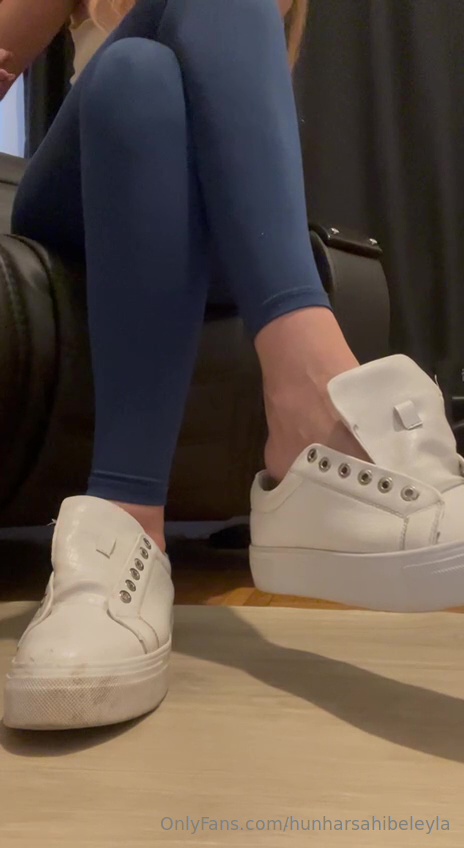 Gözüme kestirdiğim yaşlı ananın evine bakıcı kılığında giriyorum veeee….