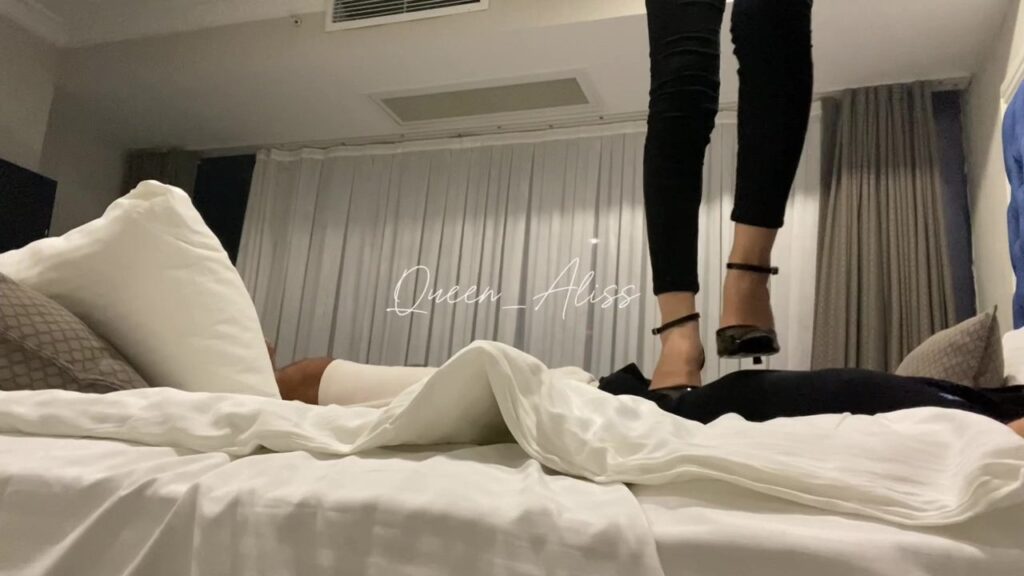 Sivri topuklularla köle ezmece