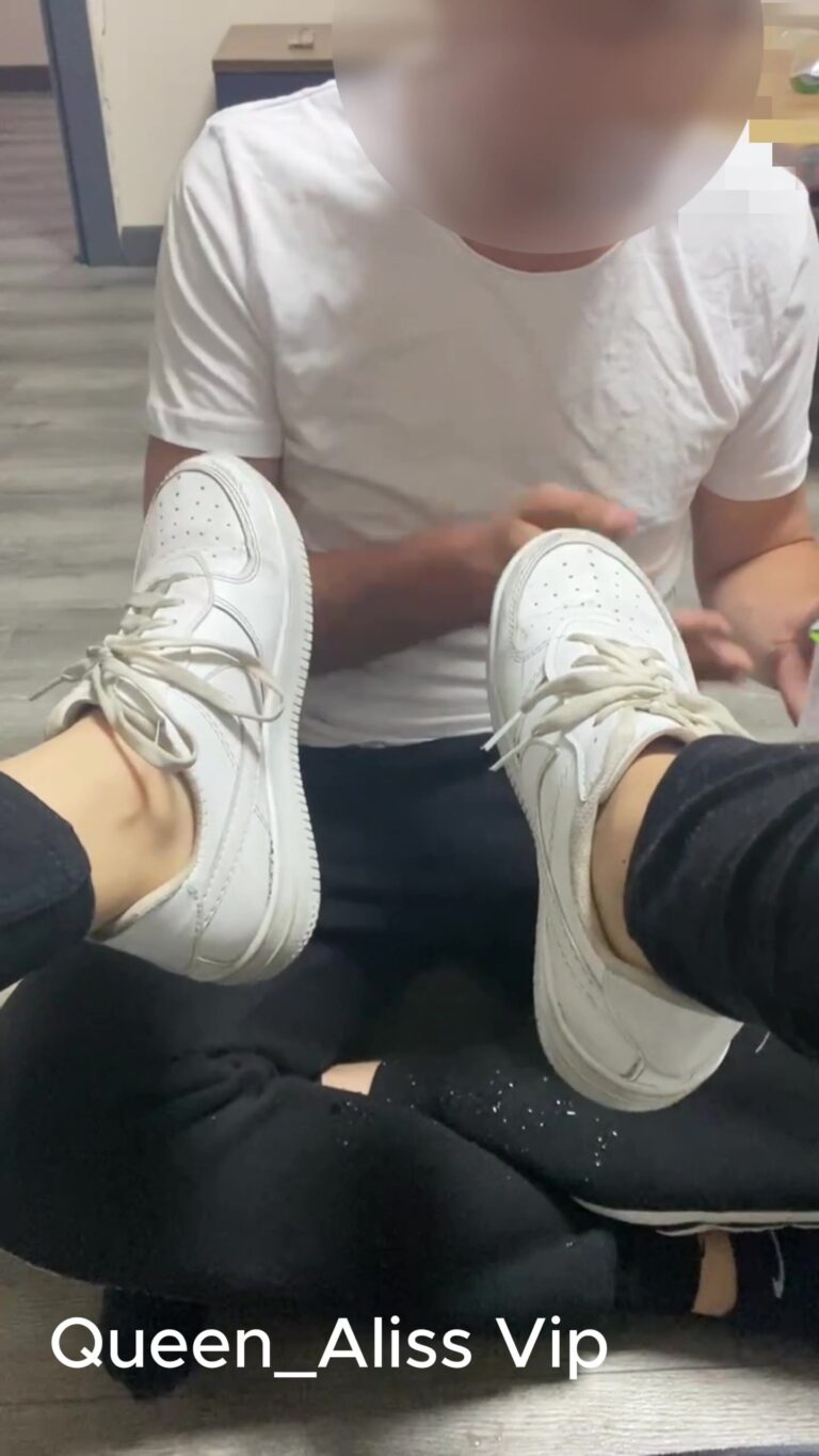Spor ayakkabımın altını temizliyorum
