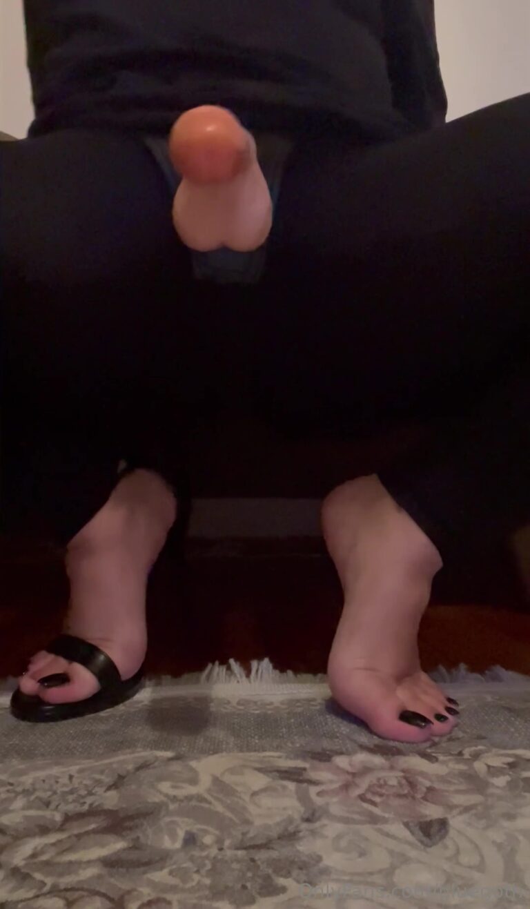 Elini o küçük penisine götürmeni istiyorum